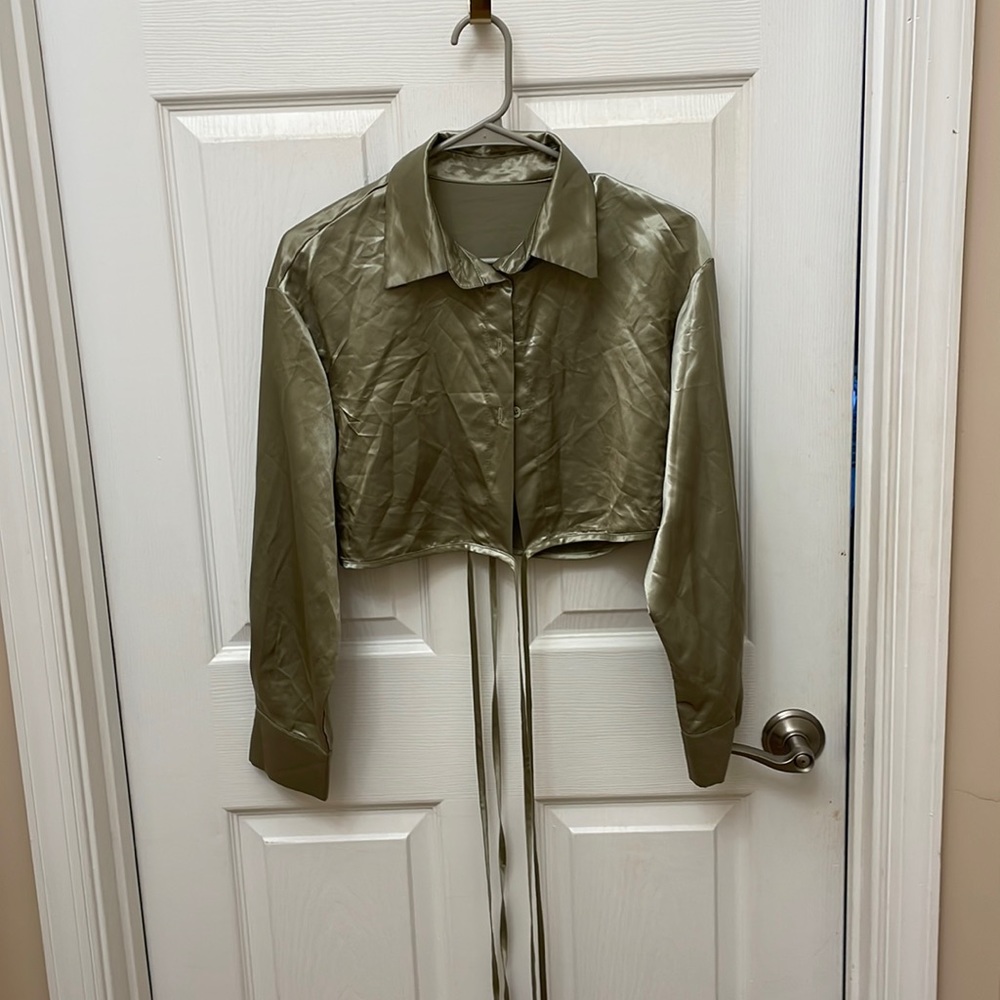 Sage green, cropped long sleeve button down, keyhole-open back. Crisscross ties.